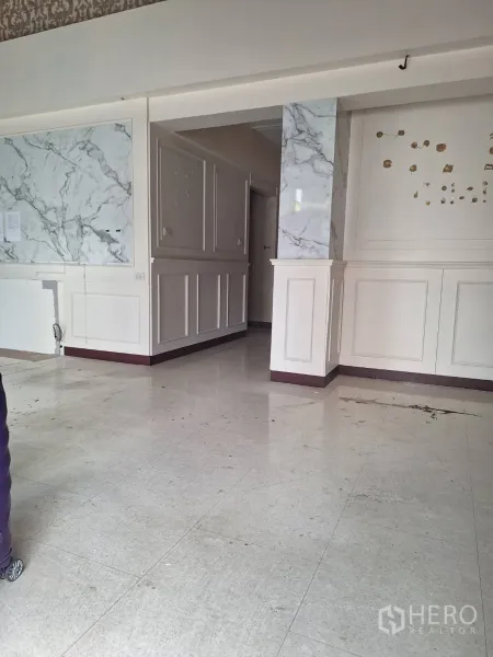 Retail Space for rent in Watthana, Bangkok - Open-plan retail area with decorative columns and high ceilings, ideal for showroom use.