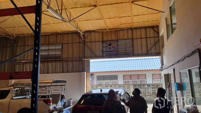 Warehouse for rent in Suan Luang, Bangkok - Open bay with high metal walls and office block windows at the warehouse.