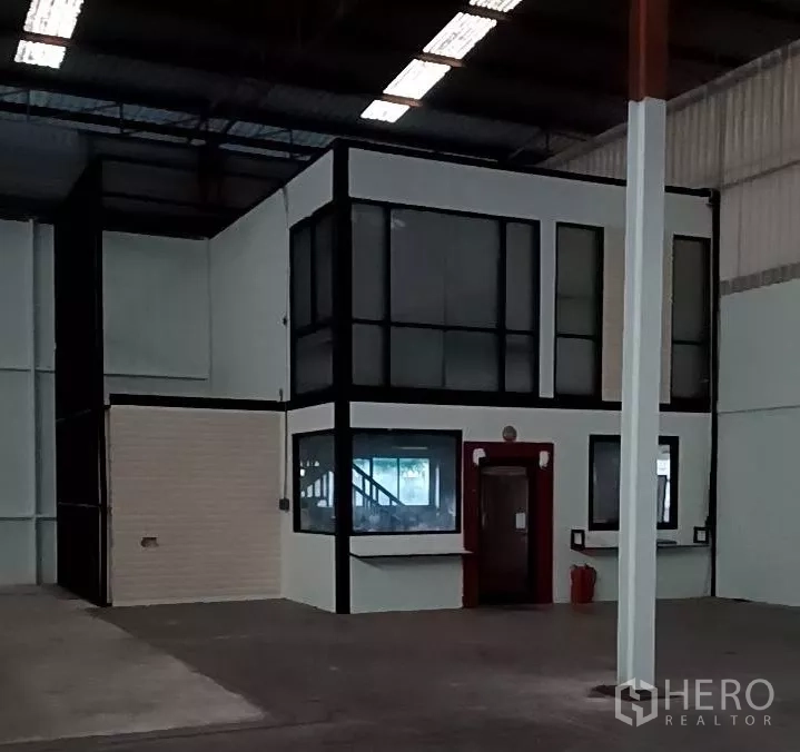 工厂 出租在Pak Kret, Nonthaburi - 厂内两层办公室，设大面积窗户。