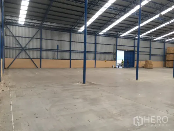 Warehouse for rent in Lat Krabang, Bangkok - Spacious warehouse interior with high steel truss roof, skylights, and smooth concrete floor.