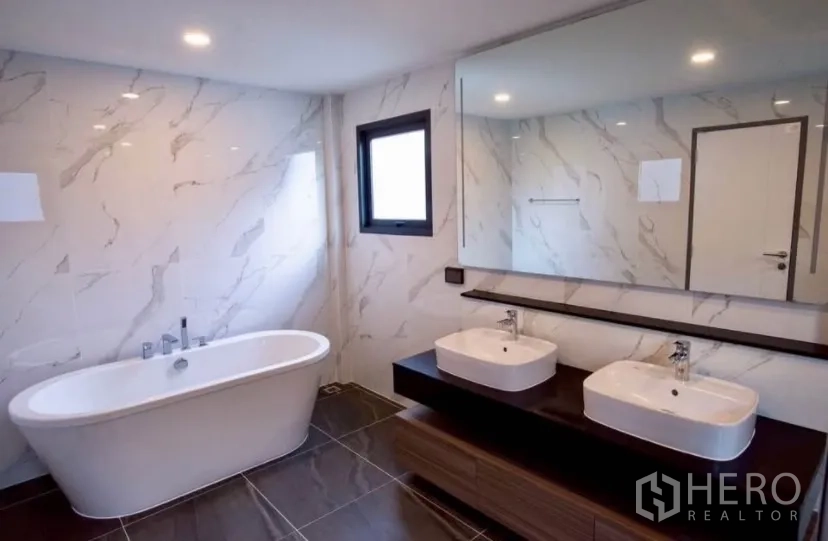 Detached House for rent in Bang Phli, Samut Prakan - Luxury bathroom with freestanding bathtub, double basins and wide mirror.