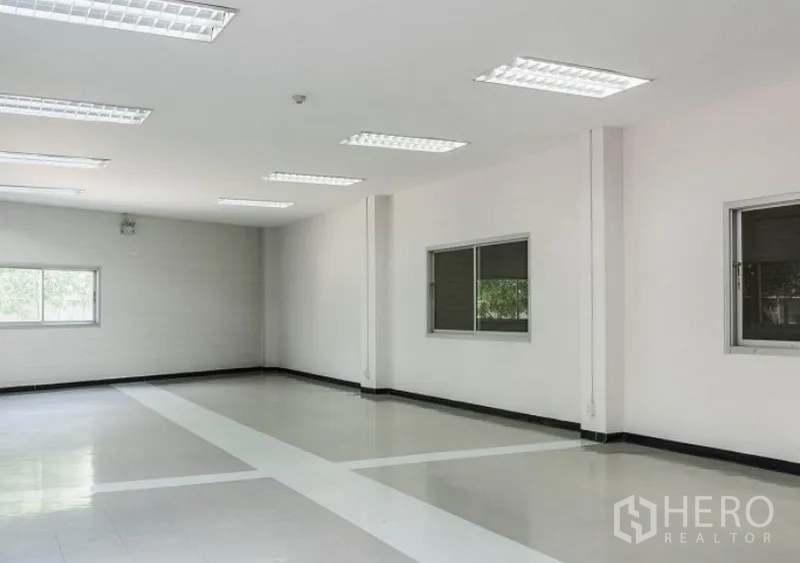 Factory for rent in Mueang Samut Sakhon, Samut Sakhon - Bright open office space with tiled floors, white walls and fluorescent ceiling lights.