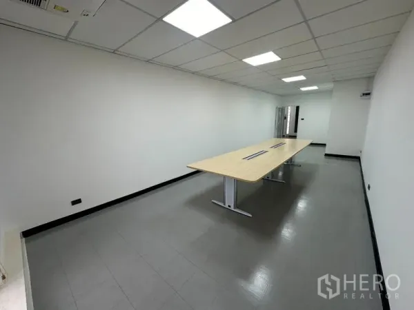 办公空间 出租 - 会议室角度，内置电源的长会议桌与顶灯