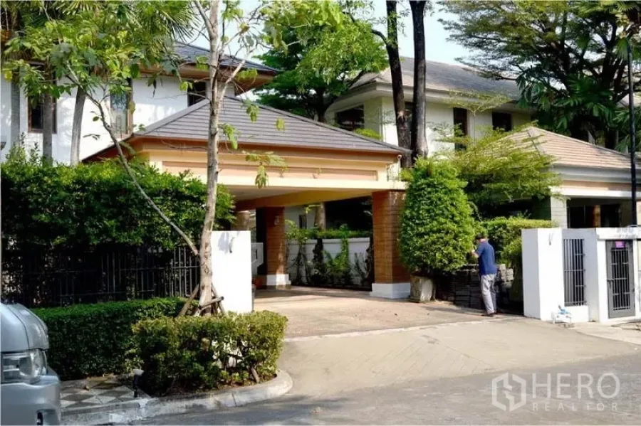 บ้าน ให้เช่าหรือขายในBang Phli, Samut Prakan - บ้านเดี่ยวพร้อมซุ้มทางเข้าและที่จอดรถในร่ม รายล้อมด้วยต้นไม้ใหญ่ที่บางพลี สมุทรปราการ