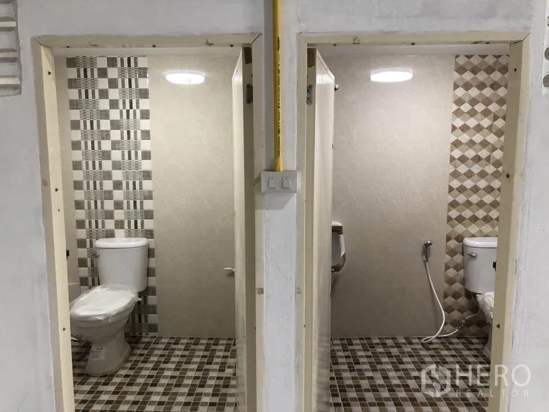 货栈 出租在Pathum Thani - 两个独立卫生间隔间，瓷砖铺设与明亮照明