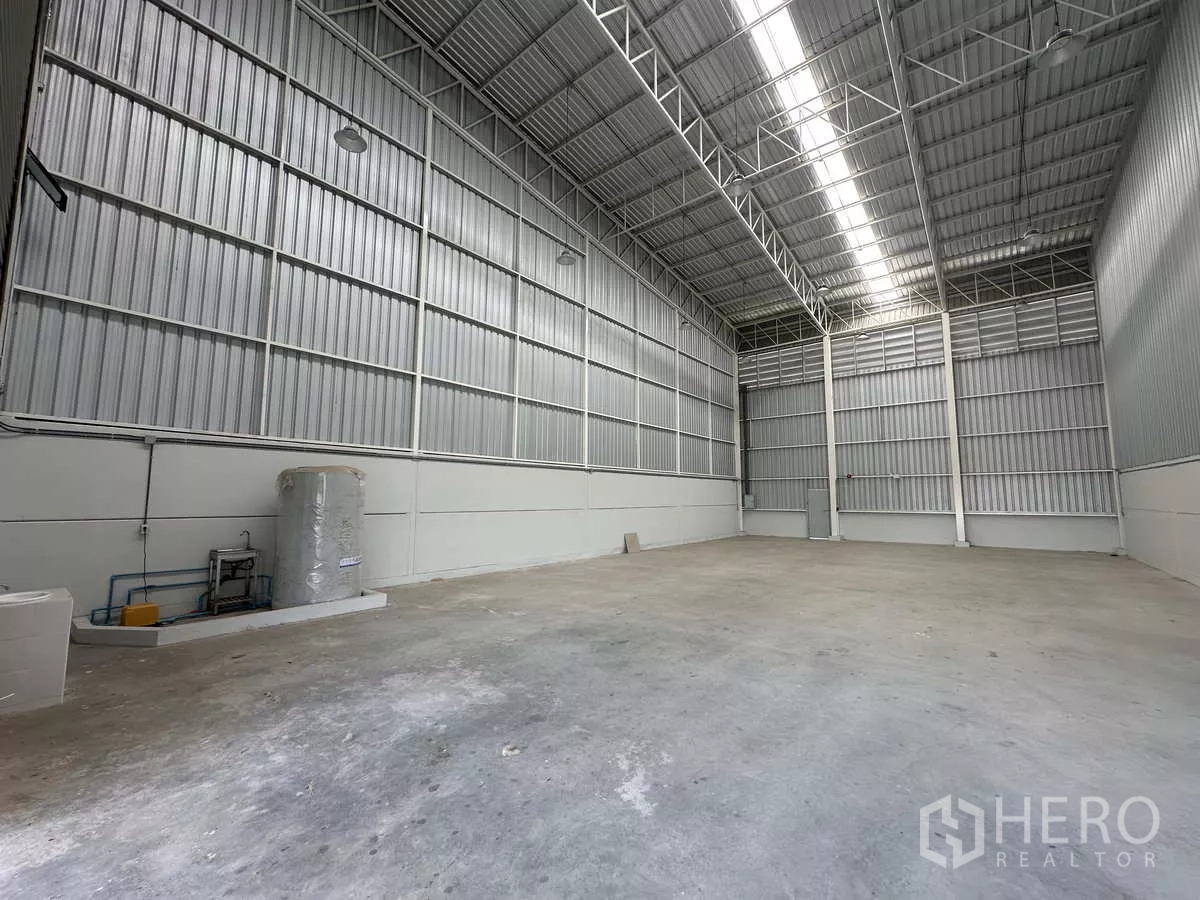 Warehouse for rent in Wang Noi, Phra Nakhon Si Ayutthaya - High-clear warehouse interior with steel walls, skylights and polished concrete floor.