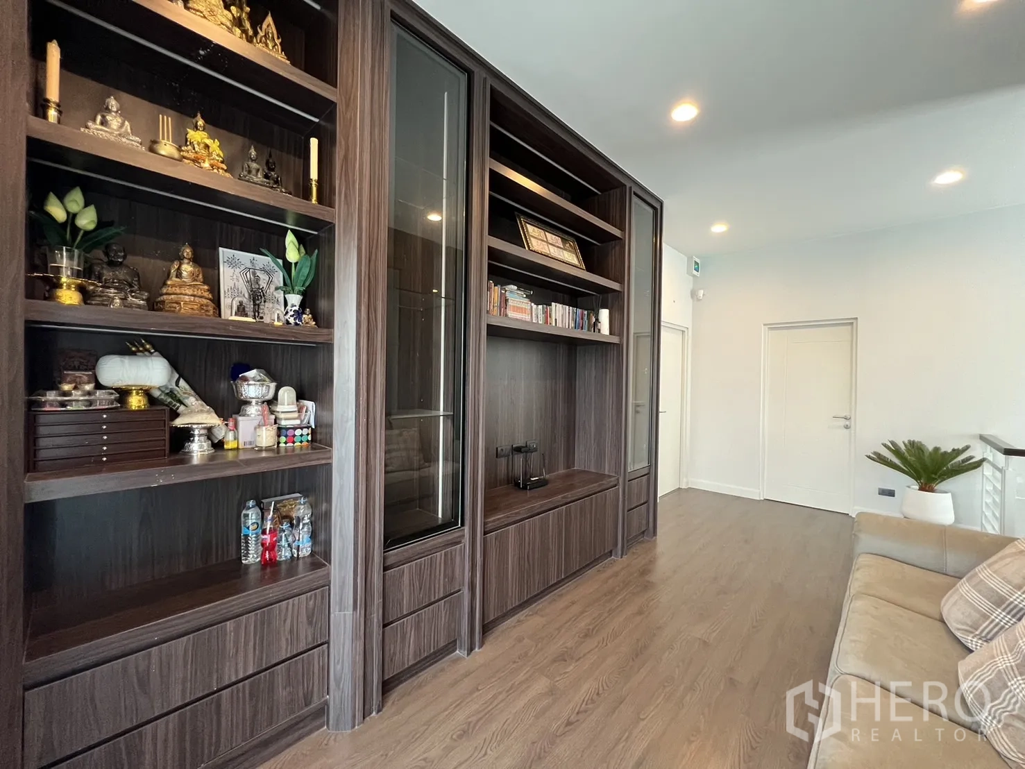 Detached House for rent or sale in Bang Kapi, Bangkok - Close-up of built-in shelving wall with display niches.