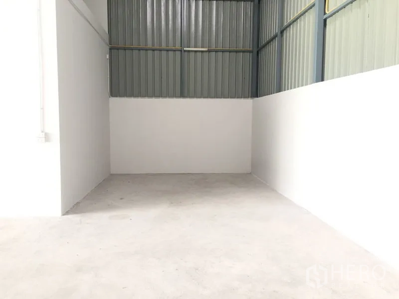Warehouse for sale in Khlong Luang, Pathum Thani - Clean warehouse bay with high walls and smooth concrete floor.