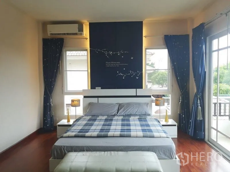 Detached House for rent - Spacious master bedroom with blue feature wall, floor-to-ceiling windows, balcony and hardwood floors.
