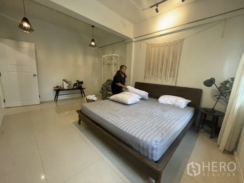 สำนักงานที่บ้าน ให้เช่าหรือขายในWatthana, Bangkok - ห้องนอนใหญ่ เตียงคิงไซส์ โคมแขวน และโทนสีเรียบ