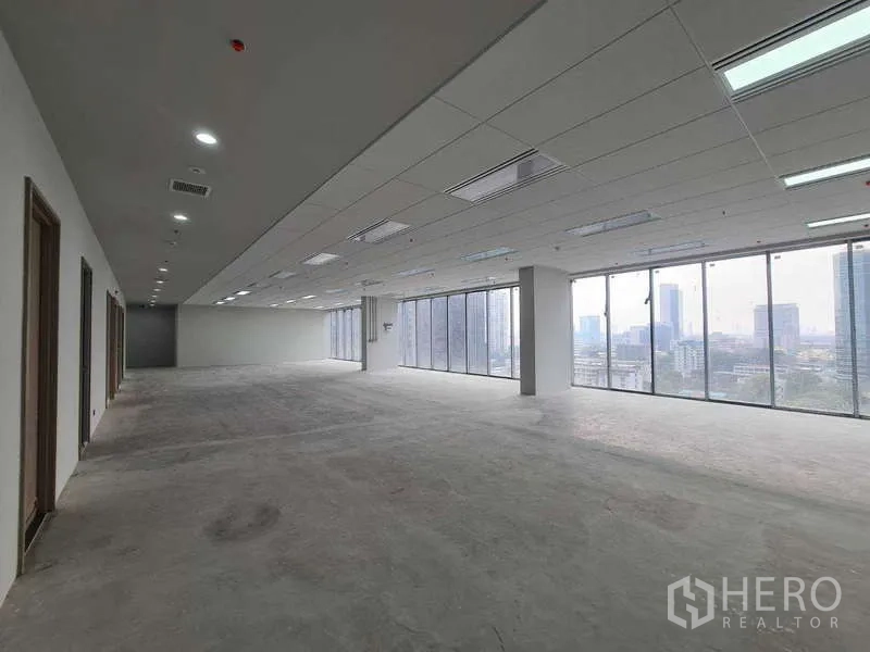 Office Space for rent in Chatuchak, Bangkok - Expansive office zone with wraparound windows bringing abundant natural light.