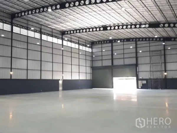 货栈 出租在Khlong Sam Wa, Bangkok - 通透仓库，宽跨钢桁架屋顶，装卸卷帘门与充足采光。