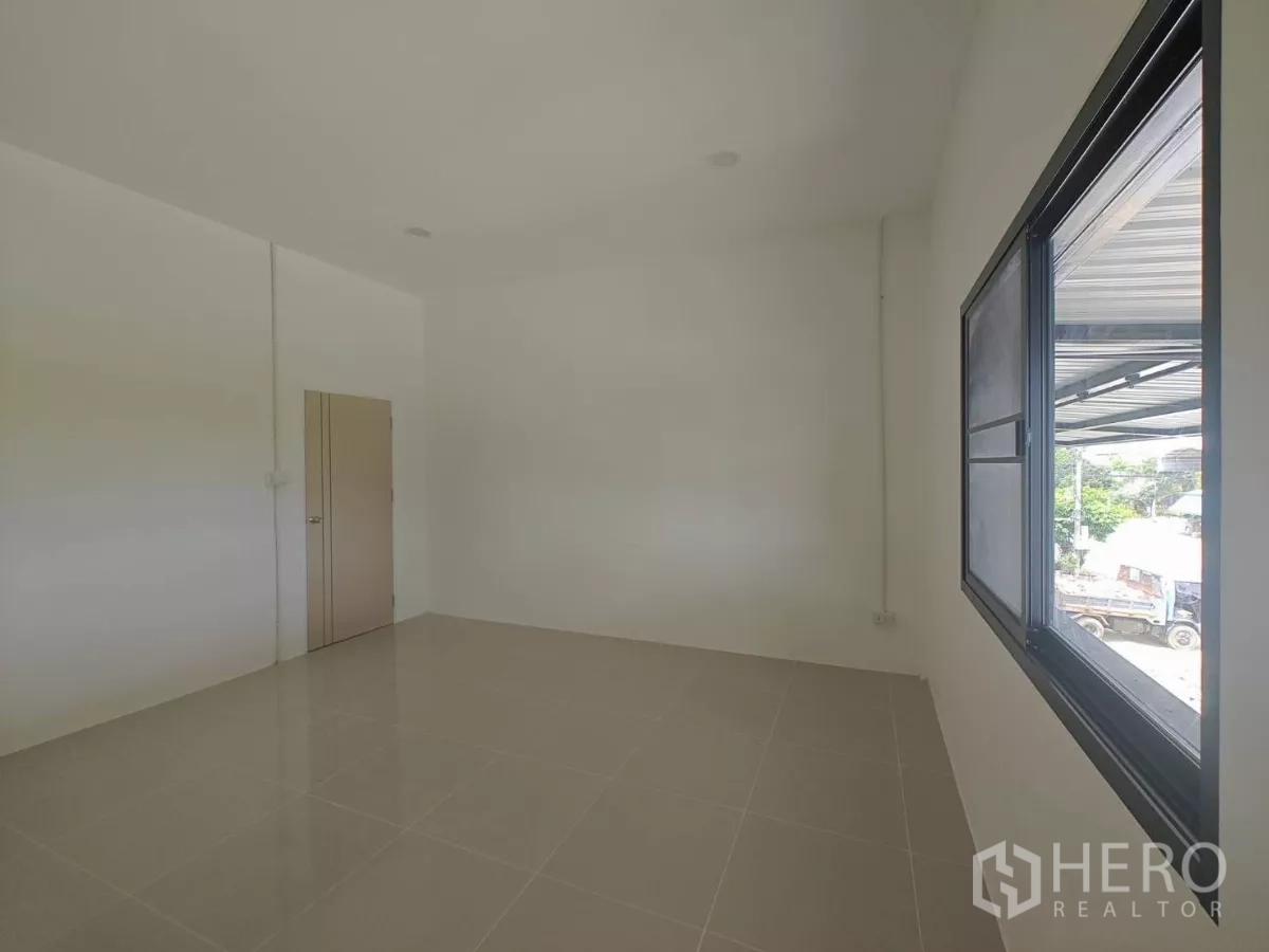 Warehouse for rent in Sam Phran, Nakhon Pathom - Corner upstairs office with a window overlooking the site.