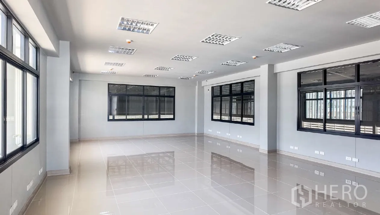 仓库 for rent in Mueang Chon Buri, Chon Buri - 开放式办公室，瓷砖地面、大窗与天花照明。