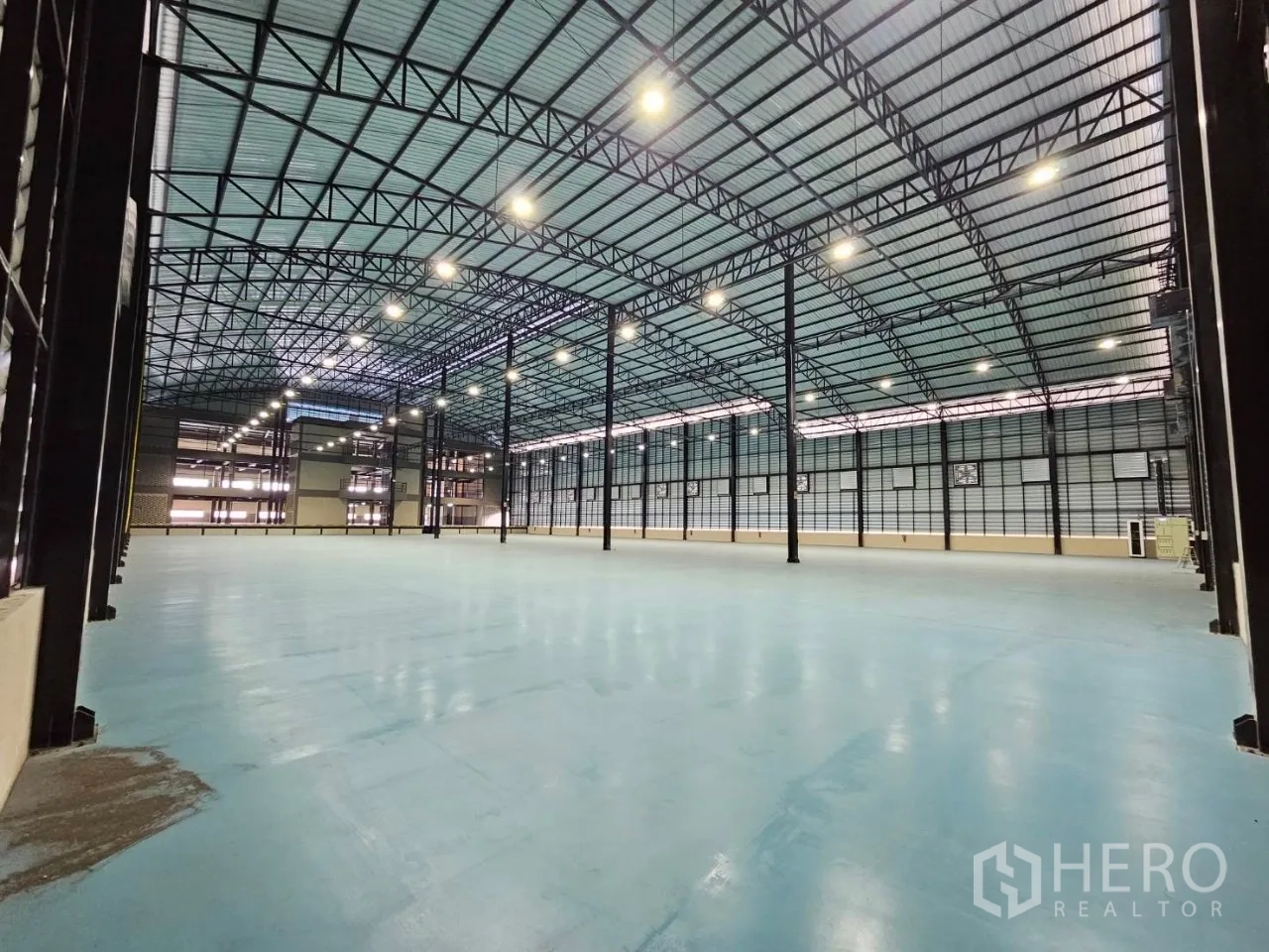 Factory for rent in Si Racha, Chon Buri - Open production space with bright lighting and wide column spans inside the factory.