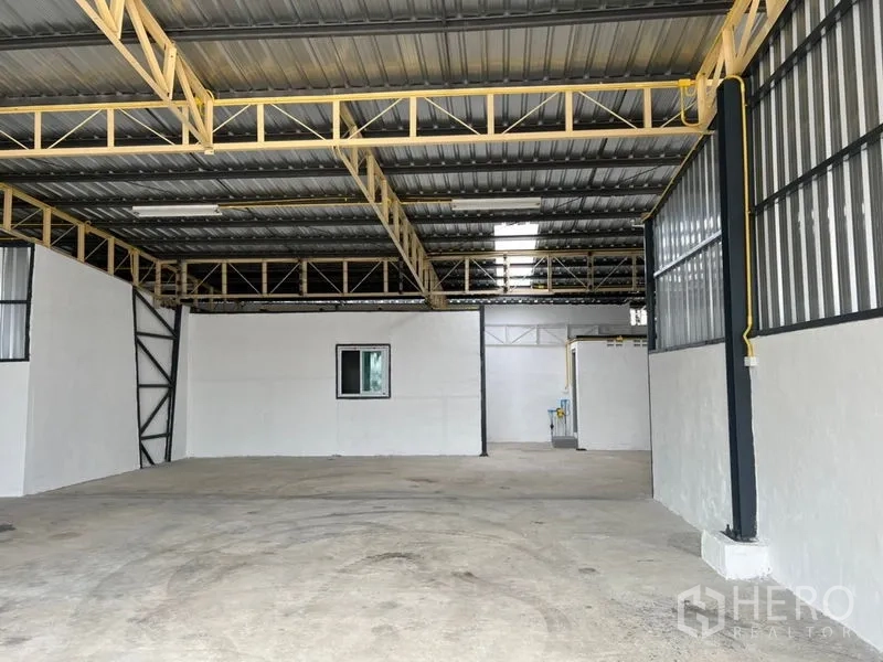 货栈 出租在Suan Luang, Bangkok - 开放式存储空间，层高充裕，带内部小型办公室与金属夹层墙面。