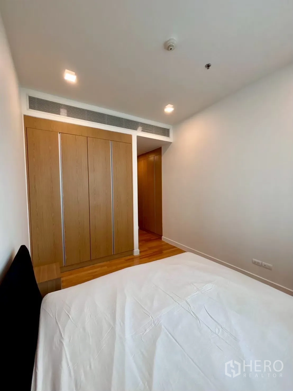Condominium for rent in Khlong Toei, Bangkok - Bedroom featuring full-height built-in wooden wardrobe