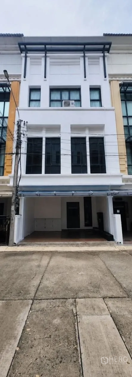 โฮมออฟฟิศ for rent in Bang Na, Bangkok - ด้านหน้าทาวน์โฮมสูง 3.5 ชั้นพร้อมที่จอดรถในร่ม