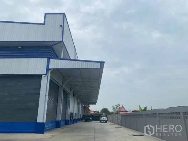 货栈 出租在Pathum Thani - 仓库前侧，连排装卸位与围墙旁的混凝土场地。