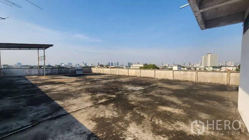 Factory for rent in Chom Thong, Bangkok - Rooftop terrace of the factory with panoramic Bangkok skyline views.