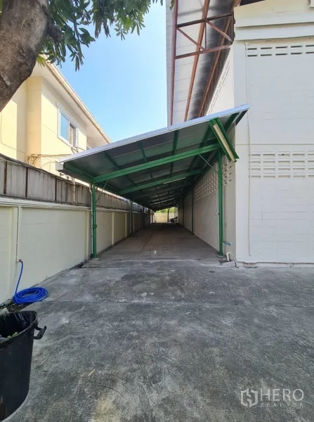 货栈 出租在Khlong Toei, Bangkok - 靠围墙的长廊式有顶通道，可停车或打包