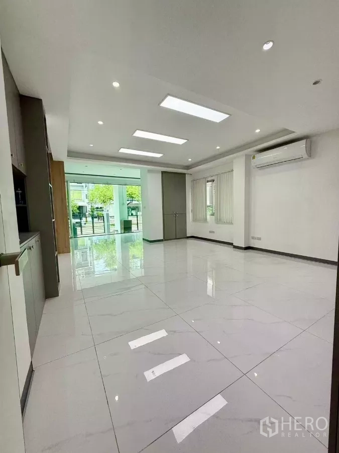 带办公室的家 出租或出售在Wang Thonglang, Bangkok - 一层宽敞工作区，前方大面积玻璃与方形灯带天花。