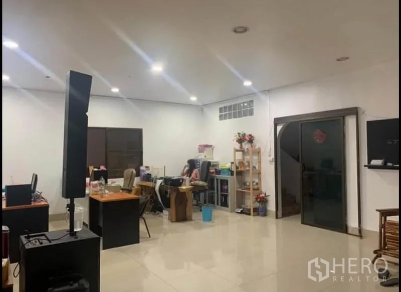 货栈 出租在Sai Noi, Nonthaburi - 开放式办公区，瓷砖地、嵌灯与置物架