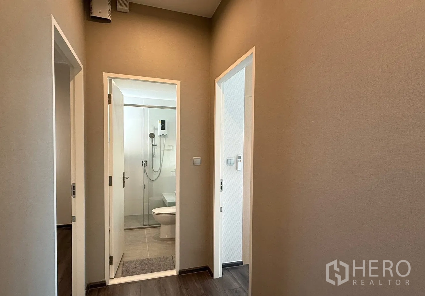 Detached House for rent in Prawet, Bangkok - Modern bathroom with glass shower, mosaic backsplash and vanity