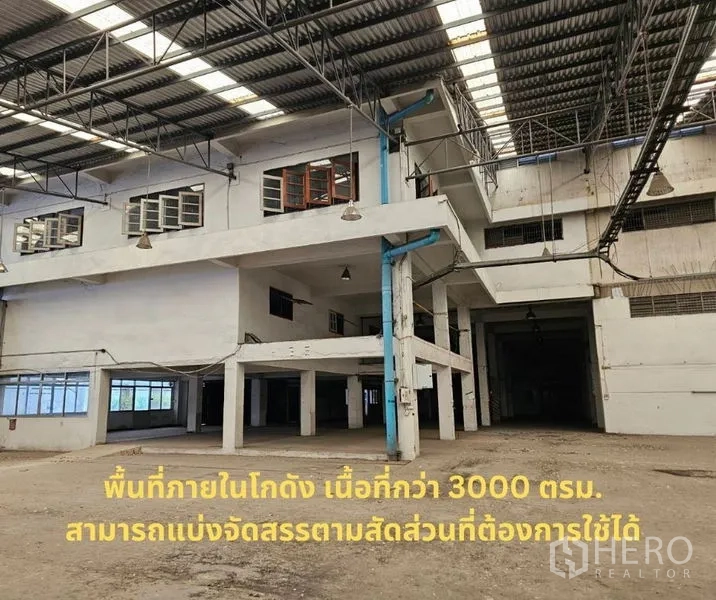 Factory for rent in Bang Kho Laem, Bangkok - High-bay warehouse zone with mezzanine offices and skylight roof.