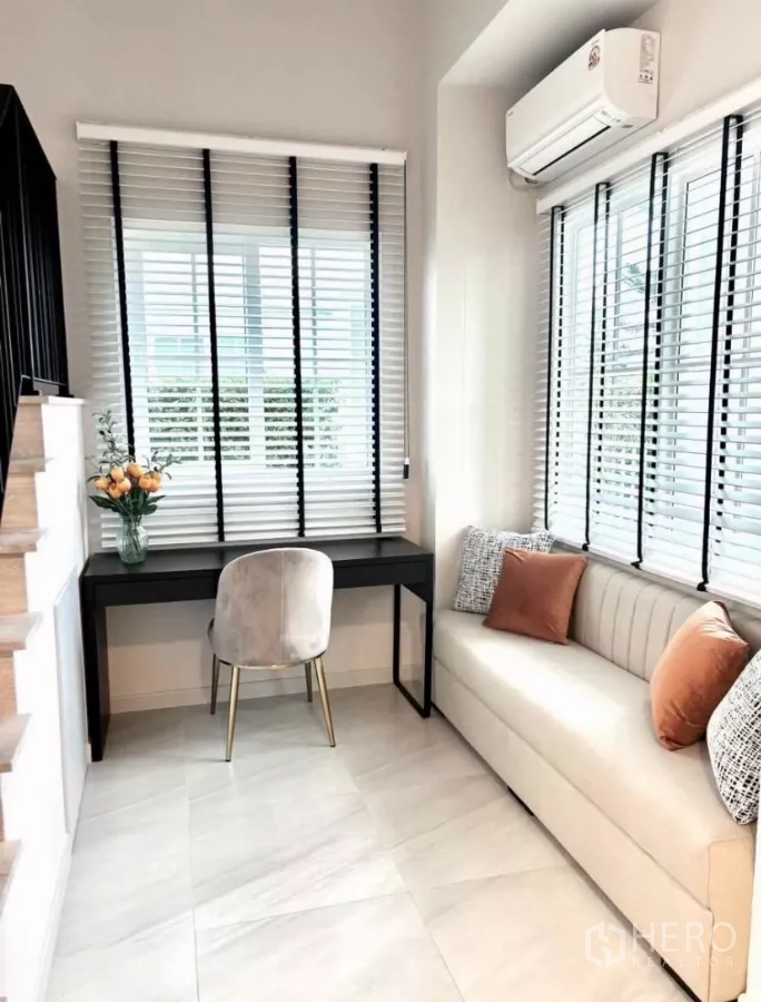Detached House for rent in Bang Phli, Samut Prakan - Small study nook with desk, sofa bench and wide windows.