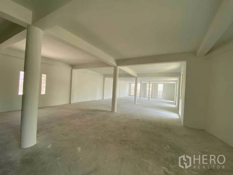 Retail Space for rent in Khlong Toei, Bangkok - Expansive open-plan retail floor with white columns and natural light.