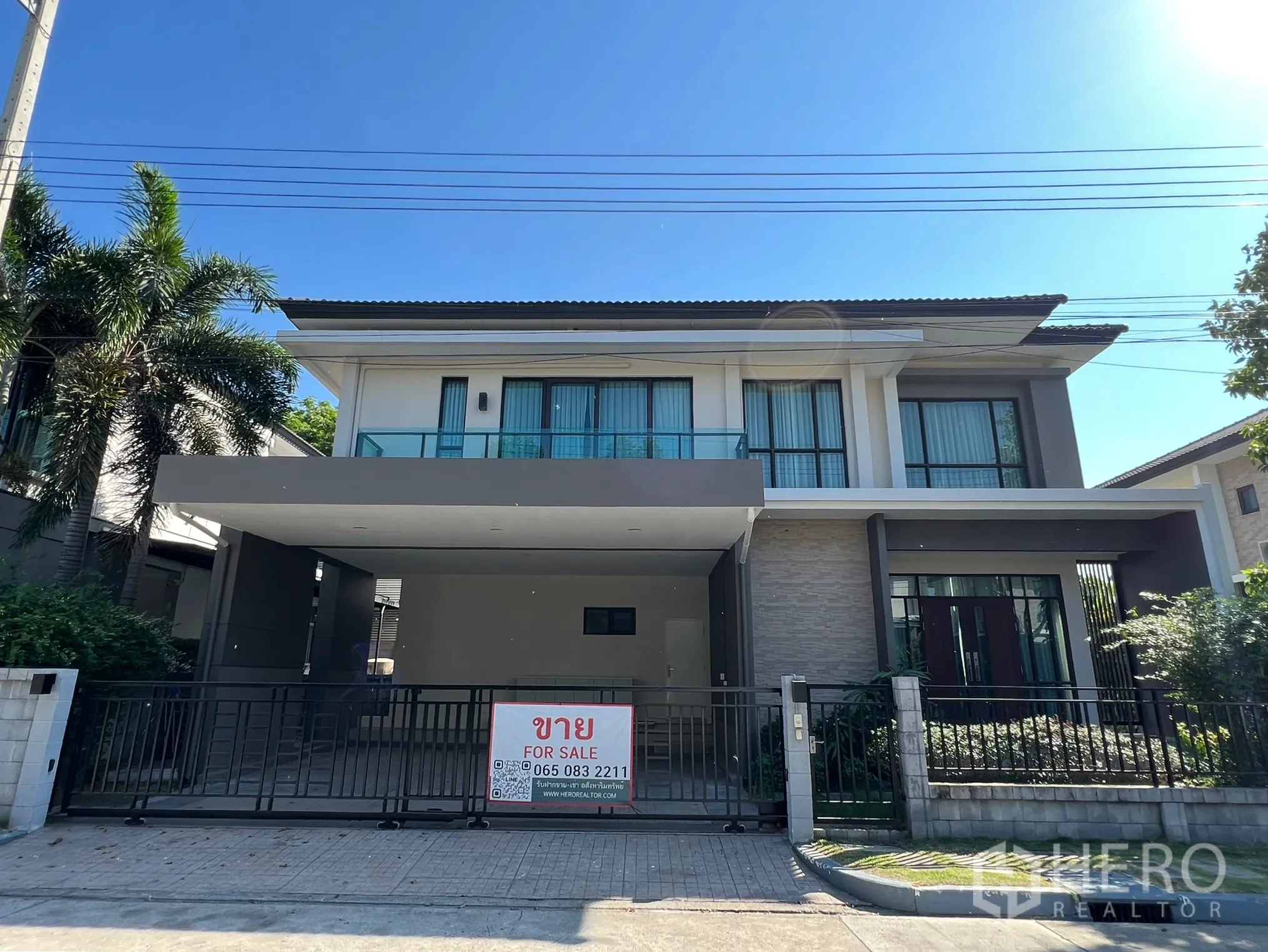 Detached House for rent or sale in Prawet, Bangkok - Modern two-storey detached house facade at The City Pattanakan with gated carport and for sale sign.