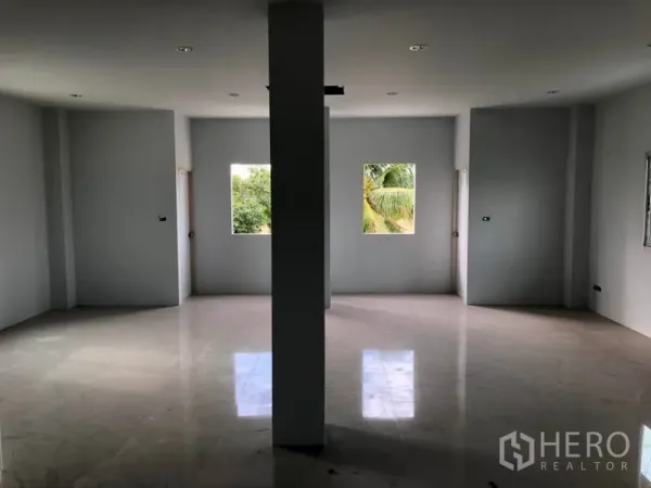 工厂 出租在Khlong Luang, Pathum Thani - 二楼办公区，瓷砖地面，中央立柱，窗外可见绿树景观。
