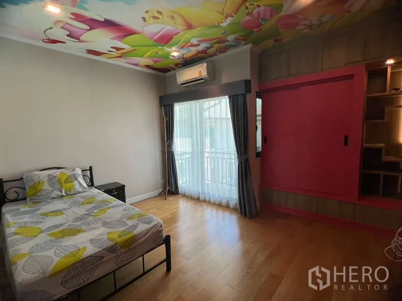 บ้าน ให้เช่าหรือขายในPrawet, Bangkok - ห้องนอนเด็กเพดานลายสีสัน ประตูระเบียง และตู้บิวท์อิน