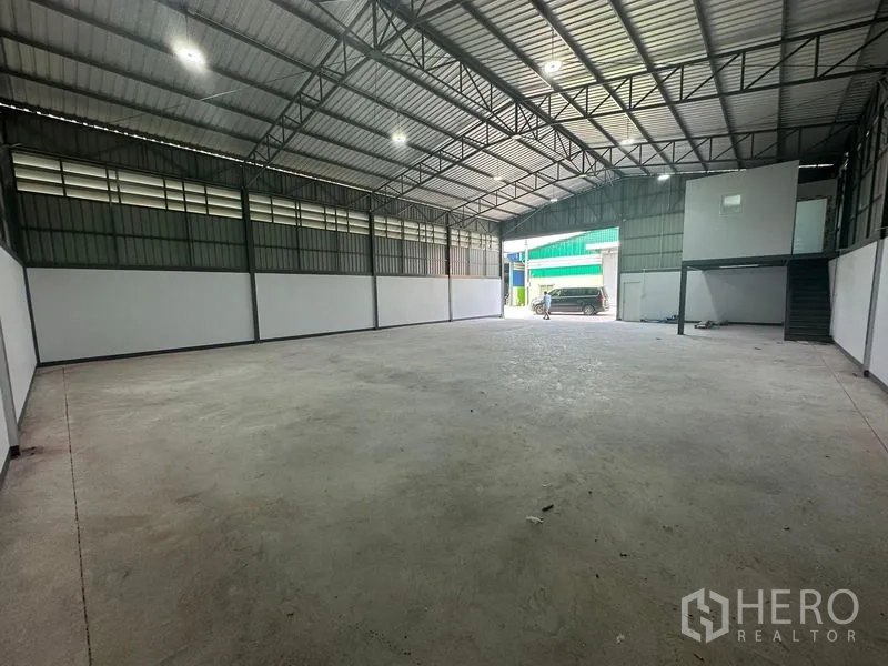 Warehouse for rent in Khlong Toei, Bangkok - Open warehouse hall facing the entrance and loading area with natural light.
