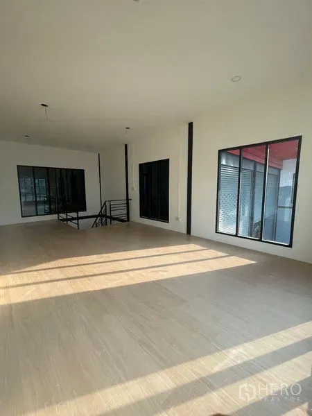 货栈 出租在Bang Kapi, Bangkok - 二层办公室采光充足，大窗与木纹地板