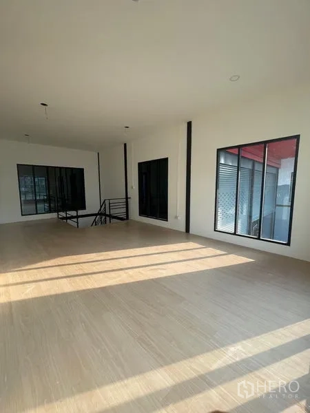 货栈 出租在Bang Kapi, Bangkok - 二层办公室采光充足，大窗与木纹地板