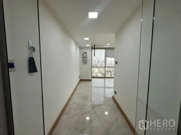 办公空间 出租 - 明亮入口走廊，亮面地砖通向办公室与城市景观