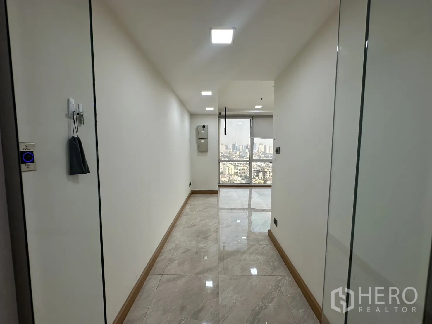 办公空间 出租 - 明亮入口走廊，亮面地砖通向办公室与城市景观