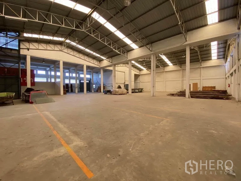 โรงงาน ขายในBang Phli, Samut Prakan - ภายในโกดังพื้นที่กว้าง มีช่องทางมาร์กและสกายไลท์
