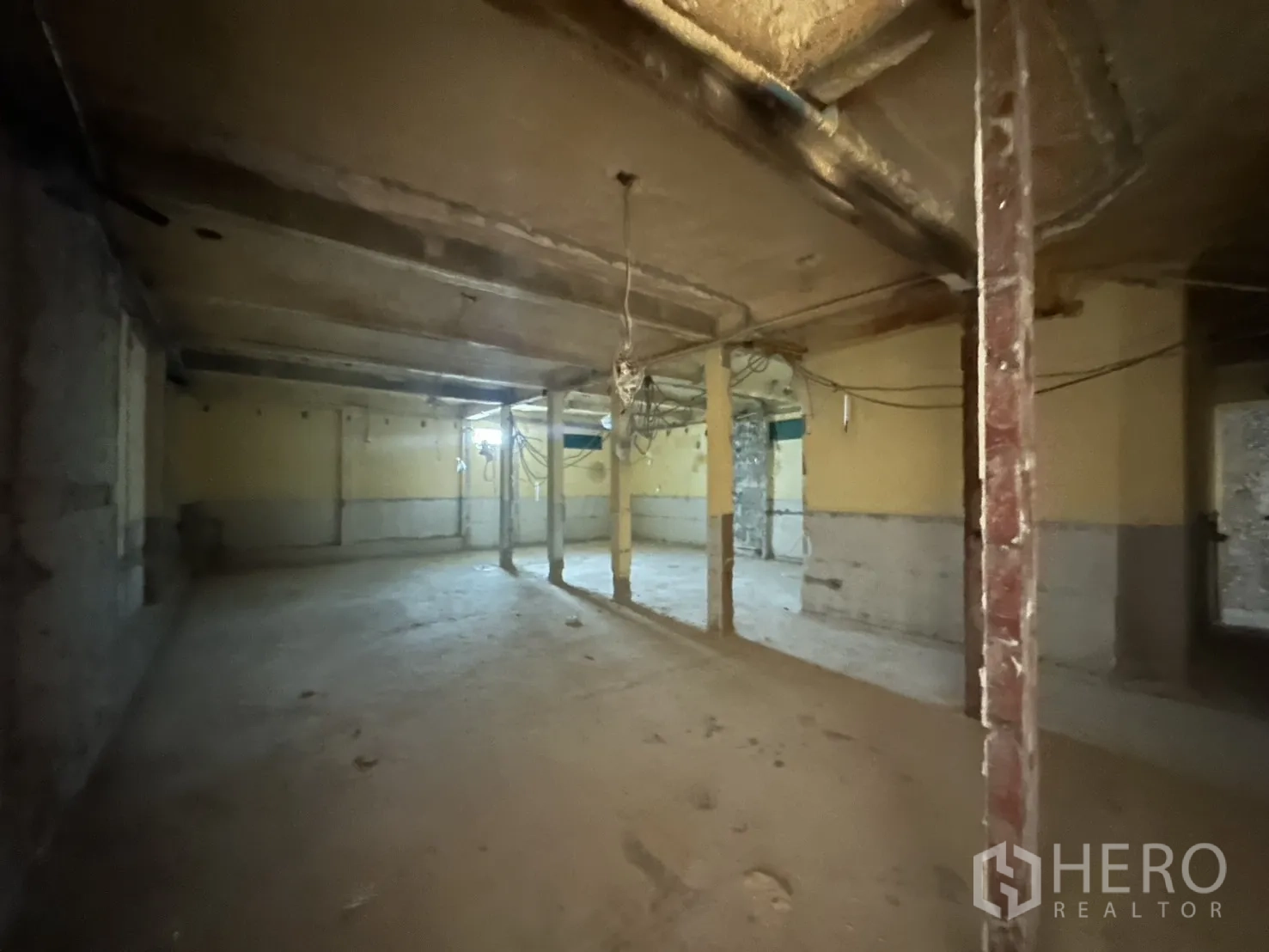Retail Space for rent in Bang Rak, Bangkok - Large open‑plan unfinished interior with columns and exposed wiring ready for fit‑out.