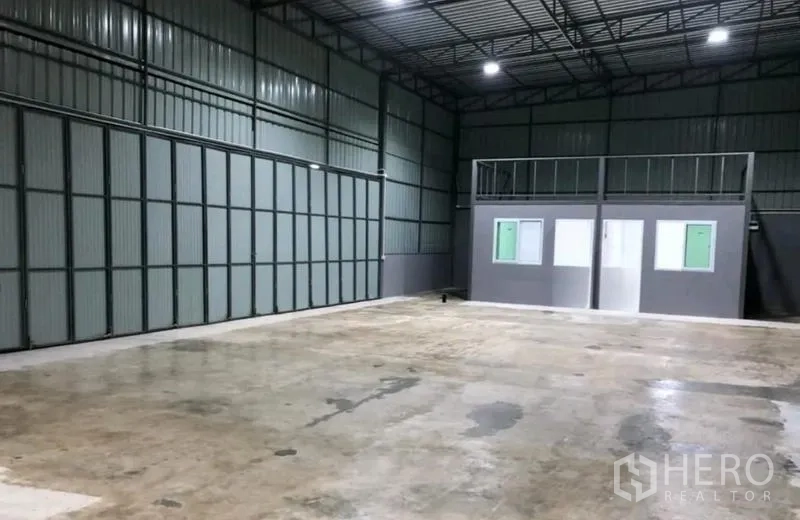 Warehouse for rent in Khlong Sam Wa, Bangkok - Warehouse floor with bright LED lighting, mezzanine office and ground-level office rooms.