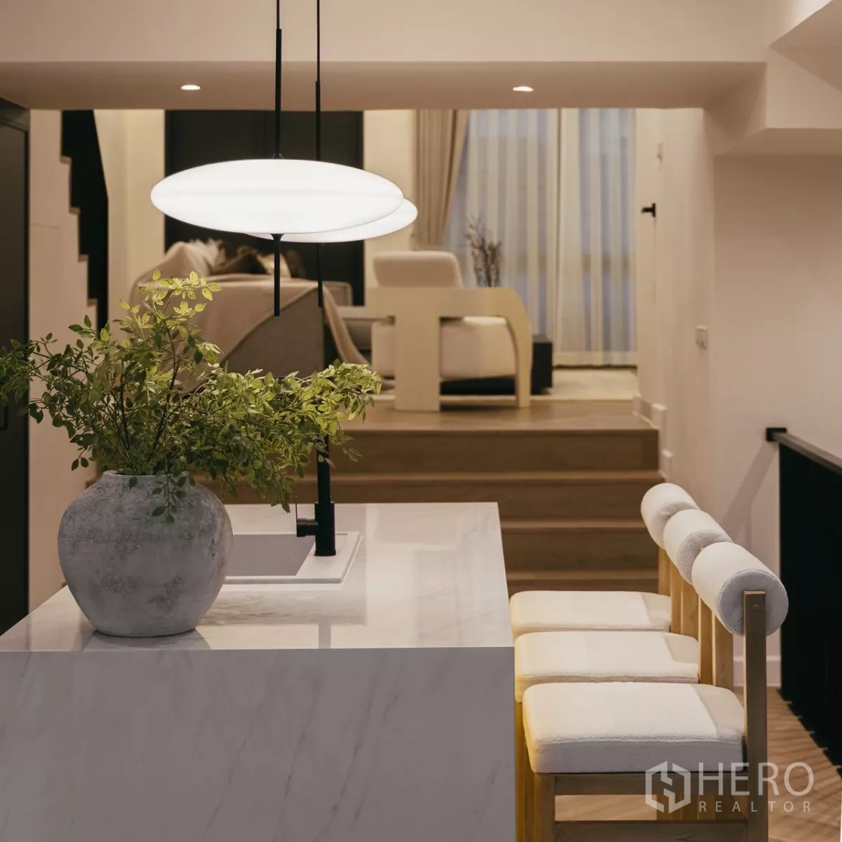 Townhouse for rent in Watthana, Bangkok - Close view of marble island with bar stools facing split-level living area.