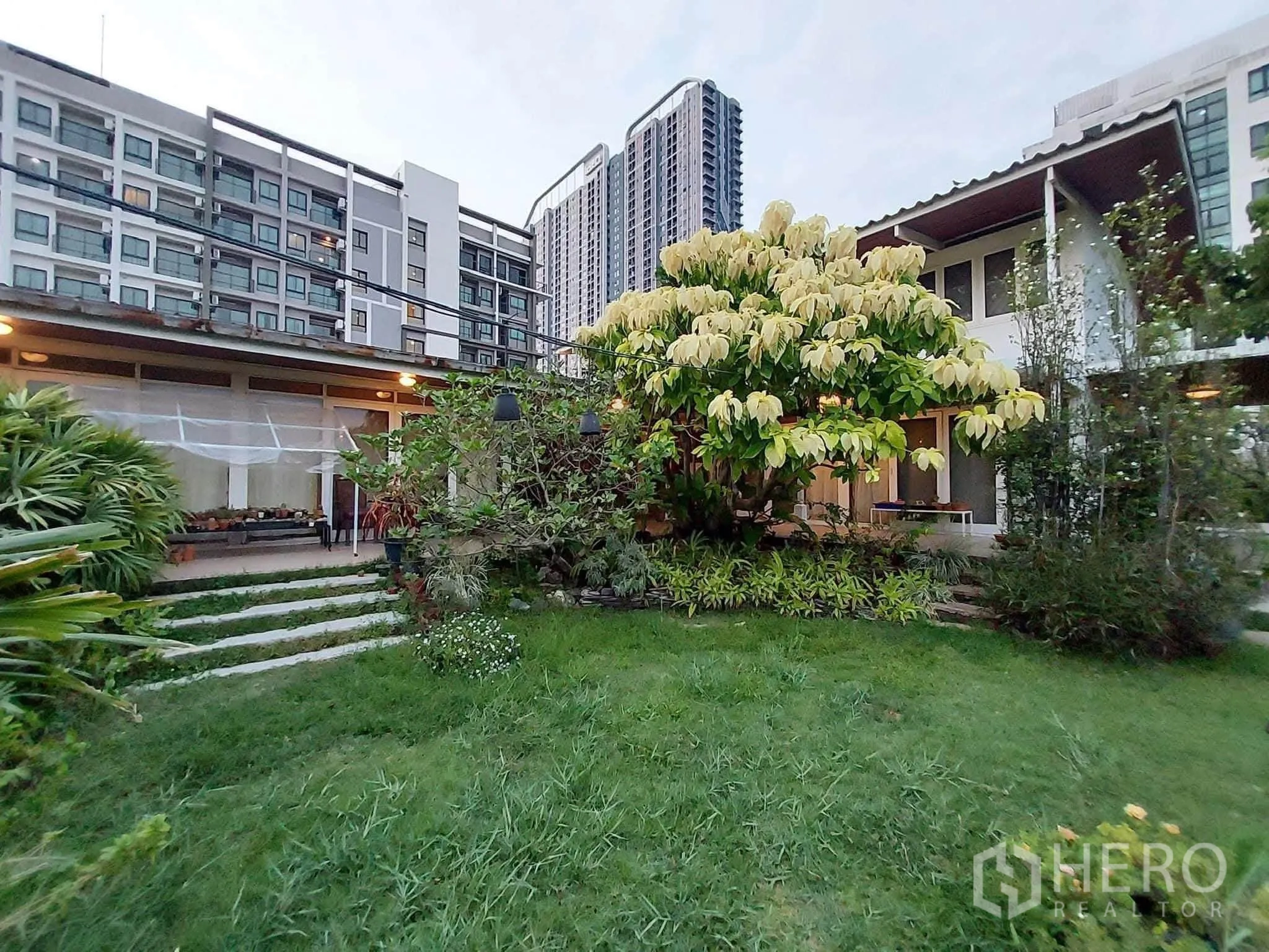 บ้านเดี่ยว for rent or sale in Mueang Samut Prakan, Samut Prakan - บ้านเดี่ยวพร้อมสนามหญ้าและต้นไม้ใหญ่ มีอาคารพักอาศัยอยู่ด้านหลัง
