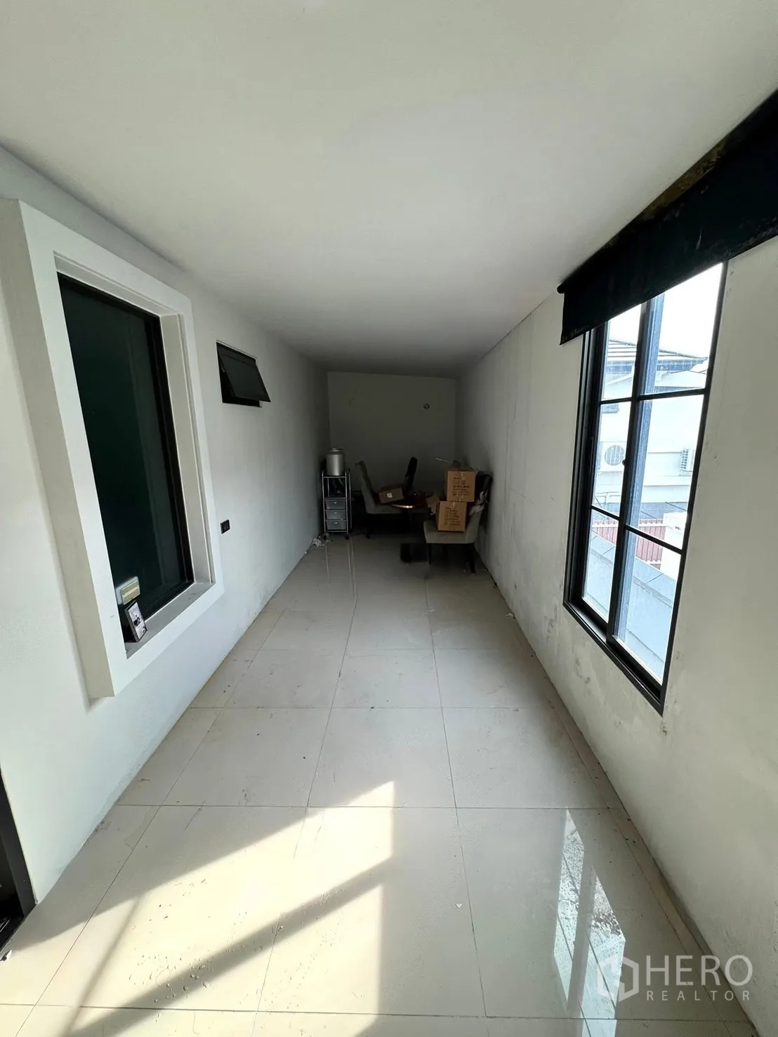 Detached House for sale in Mueang Pathum Thani, Pathum Thani - Multipurpose extension room with tiled floor and natural light.