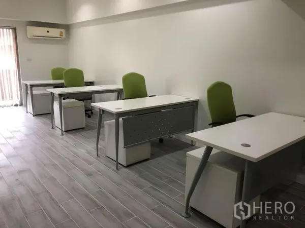 办公空间 出租在Khlong Toei, Bangkok - 开放式出租办公室，白色工位与绿色座椅，壁挂空调与木纹地砖。