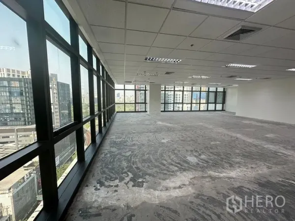 办公空间 出租在Bang Rak, Bangkok - 沿窗的办公空间，自然采光充足，视野宽阔的开放式工作区。
