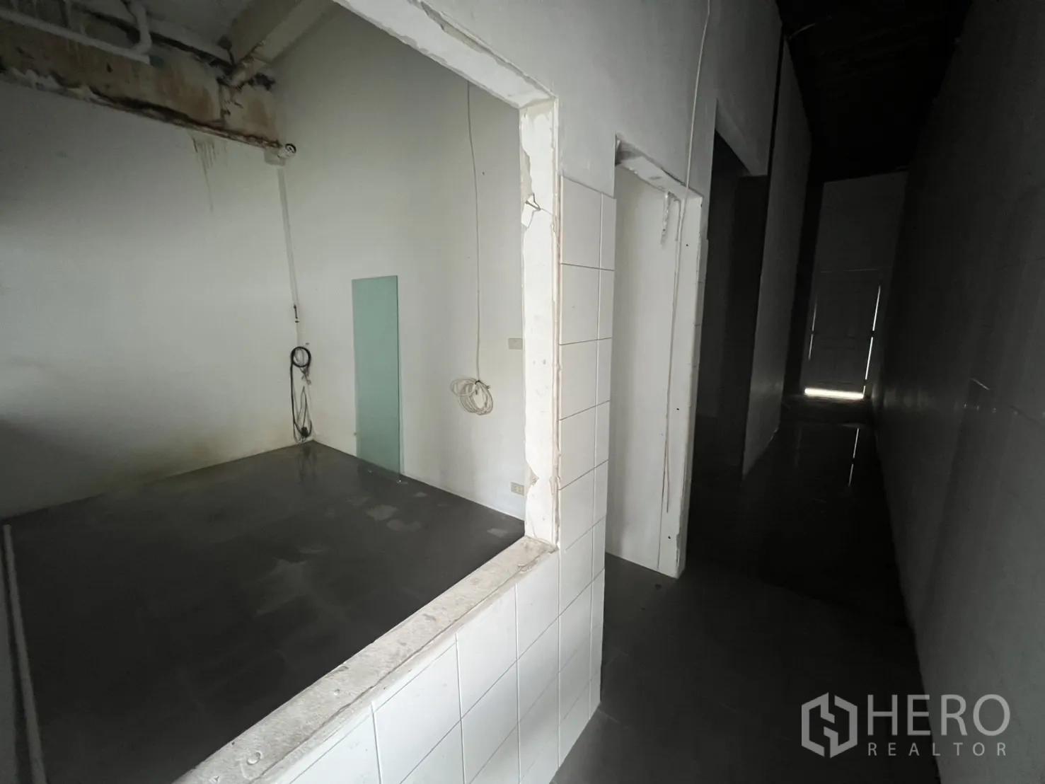 Retail Space for rent in Watthana, Bangkok - Tiled corridor and service counter featuring a pass-through window.
