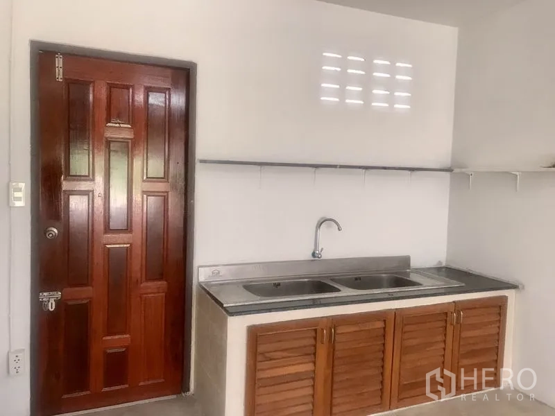 货栈 出租在Lam Luk Ka, Pathum Thani - 小厨房配双槽不锈钢水槽与木门及壁架