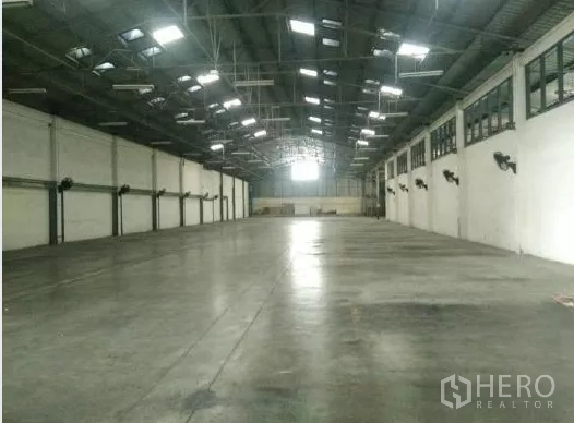 Warehouse for rent in Khlong Luang, Pathum Thani - Large clear-span warehouse with skylights and smooth heavy-duty flooring.